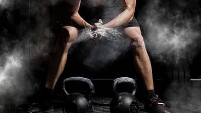Weightlifter,Clapping,Hands,And,Preparing,For,Workout,At,A,Gym.