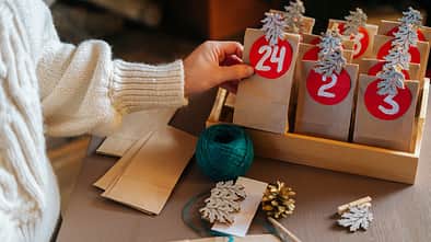 Das sind die schönsten Adventskalender 2024 für deine Partnerin.