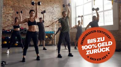 Gruppe Menschen im Studio, die mit Kurzhanteln trainieren