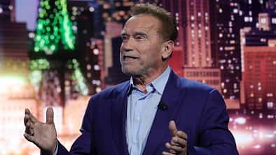 Arnold Schwarzenegger spricht auf der Kamera auf der CES Trade Show