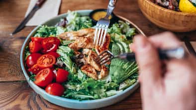 Eine Schale mit einem bunten Salat mit Hähnchenbrust