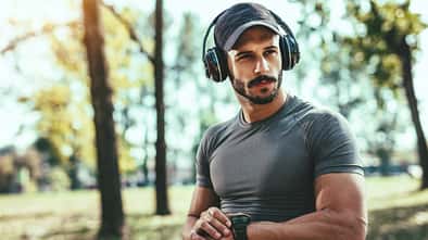 Läufer schaut auf seine Fitness-Uhr