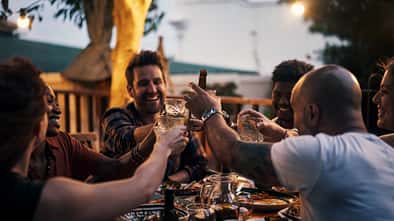 So baust du trotz Alkohol Muskeln auf