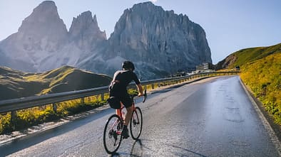 Radfahrer fährt eine Straße in den Bergen