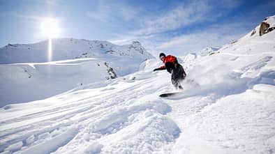 Snowboarder in die Alpen