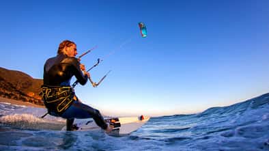 Ein Mann im Wasser beim Kitesurfen