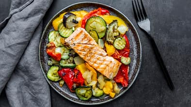 Schale mit Lachs und Gemüse