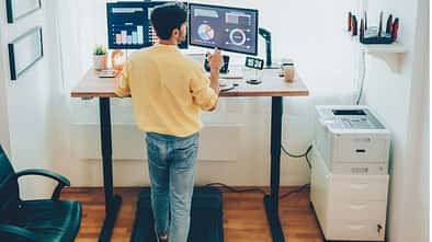 Bei höhenverstellbaren Schreibtischen lässt sich die Höhe der Arbeitsfläche flexibel anpassen