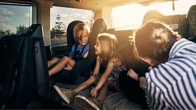 So packst du für lange Autofahrten mit Kindern