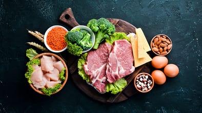 Auswahl an proteinreichen Lebensmitteln auf einem Brett 