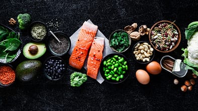 Draufsicht auf Omega-3-Lebensmittel auf schwarzem Tisch