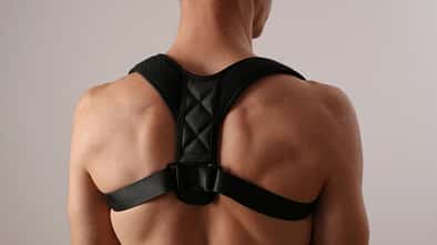 Der Rücken eines Mannes, der einen Geradehalter trägt