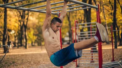 Ein Mann macht Fitnessübungen im Park