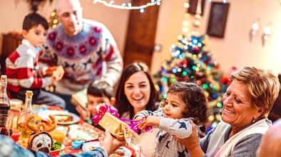 Eine große Familie sitzt zu Weihnachten am Esstisch