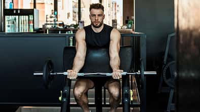 Ein Mann trainiert im Gym seine Arme