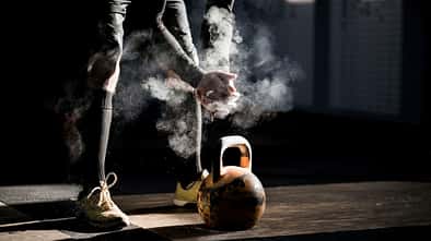 Ein Mann beim Training mit einer Kettlebell