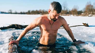 Ein Mann nimmt ein Eisbad in einem See