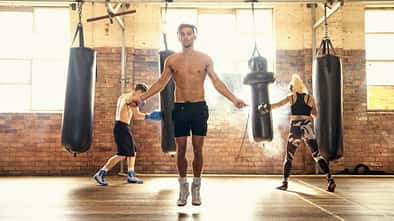 Ein Mann springt oberkörperfrei Springseil