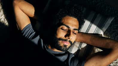 Sleep & Gym: Wie regelmäßiges Training deinen Schlaf radikal verbessern kann