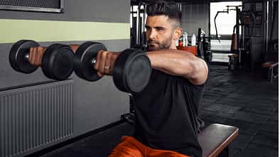 Dumbbell Front Raises richtig machen: Schultertraining
