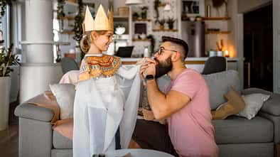 Vater und Tochter spielen Prinzessin Vater und Tochter spielen Prinzessin