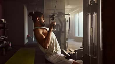 Lat Pulldown richtig machen: Muskelaufbau für den Latissimus