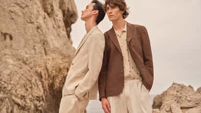 Zwei männliche Models in der bugatti Kollektion Frühjahr/Sommer 2026