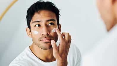 Männerhaut im Frühling: Warum sie jetzt anders gepflegt werden muss