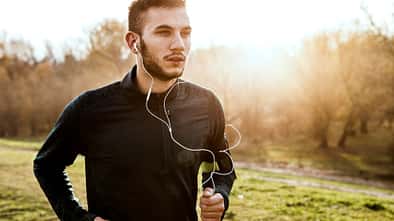 Ein Mann joggt im Frühling