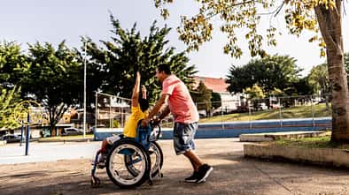 Vater und Sohn auf dem Spielplatz