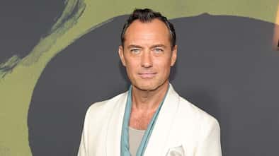 Jude Law im weißen Anzug auf der Premiere für "Black Rabbit"