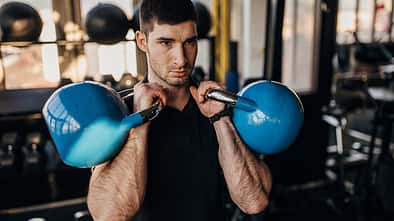Loaded Carries: Warum Trainer wieder schwere Gewichte tragen lassen