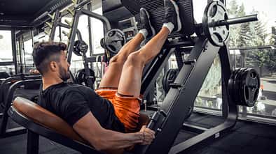 Beinpresse vs. Kniebeuge. Was ist das besser? 