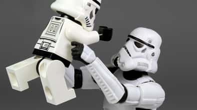 Ein Stormtrooper von Star Wars hält einen Baby-Stormtrooper in den Armen