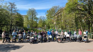 Gruppenfoto: viele Männer mit Kinderwagen