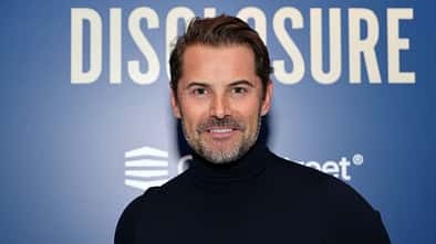 Daniel Macpherson lächelt in die Kamera, New York Premiere von "The Age of Disclosure"