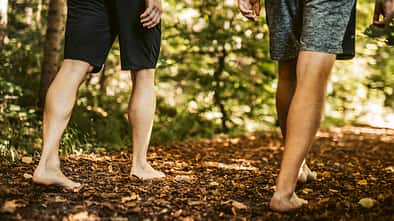 Warum Barfußlaufen im Sommer plötzlich überall auftaucht