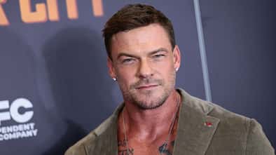 Alan Ritchson schaut in die Kamera auf der New York-Premiere von "Motor City"