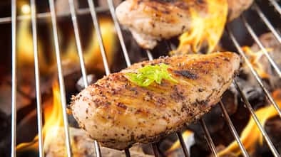 So wird Huhn schön saftig auf dem Grill