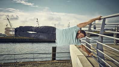 Hissen Sie beim Street-Workout die Human Flag!