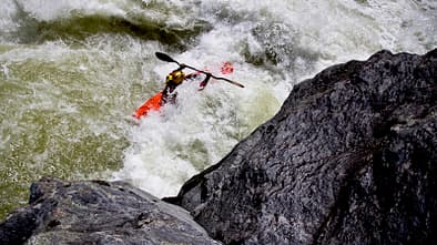 Auf der Suche nach der perfekten Linie: Olaf Obsommer und sein Team zeigen ihre besten Wildwasser-Kajak-Bilder Auf der Suche nach der perfekten Linie: Olaf Obsommer und sein Team zeigen ihre besten Wildwasser-Kajak-Bilder