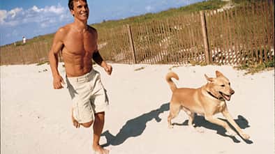 Barfußlaufen im Sand stärkt das Sprunggelenk