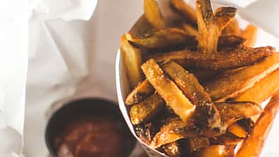 Pommes aus der Fritteuse enthalten fast nur Fett und schnelle Kohlenhydrate