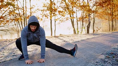 baranq_outdoor_sportarten_herbst_tophighlight_mann_streching baranq_outdoor_sportarten_herbst_tophighlight_mann_streching