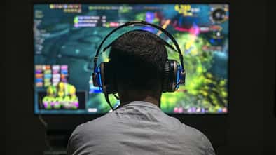 Gamer vor buntem Bildschirm