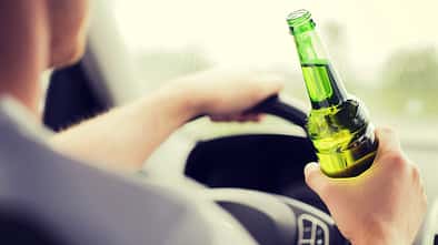 Wer während der Fahrt hinterm Steuer ein Bier trinkt, genießt den Schutz des deutschen Gesetzgebers