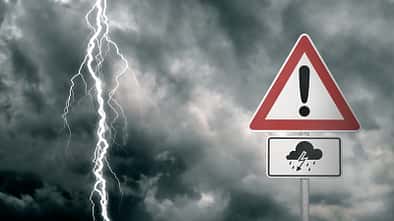 Autofahren bei Gewitter kann blitzschnell zu einer gefährlichen Angelegenheit werden