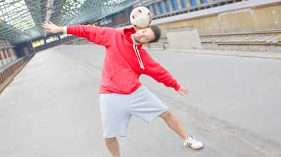 Fußball-Freestyle-Tricks lernen im Video: Side Stall