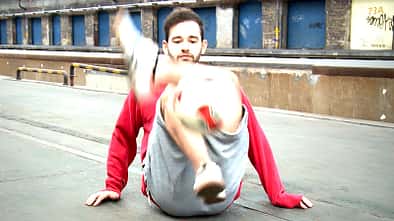 Fußball-Freestyle-Tricks lernen im Video: Crossover im Sitzen
