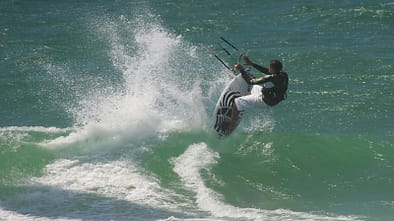 Auf dem Kite entlang der Ostseeküste